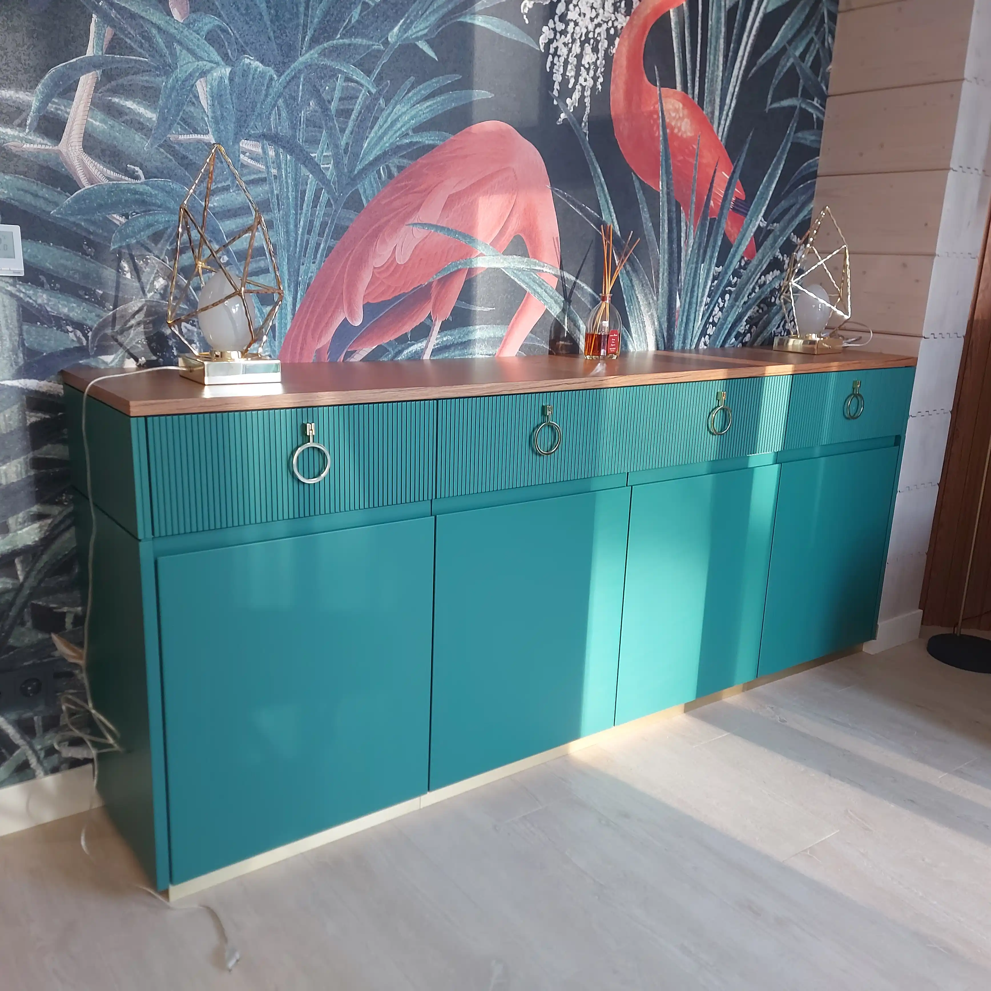 Прекрасная работа в сосновом бору