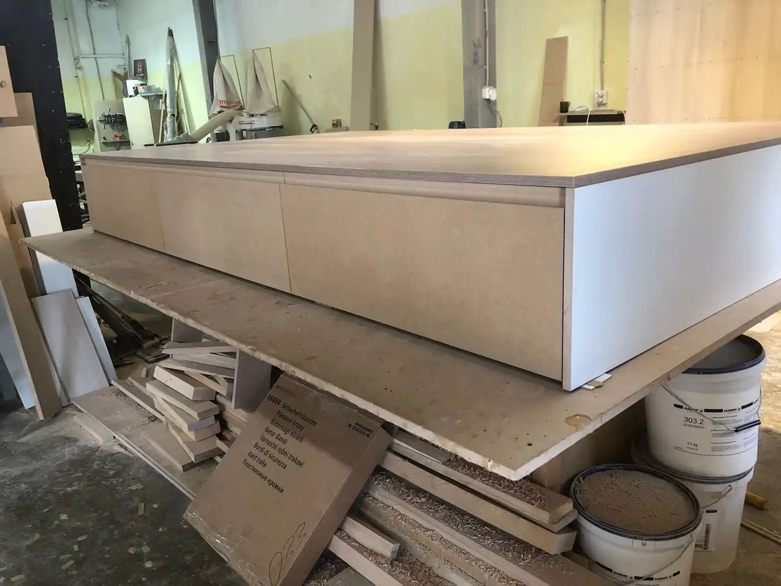 Прекрасная работа в сосновом бору