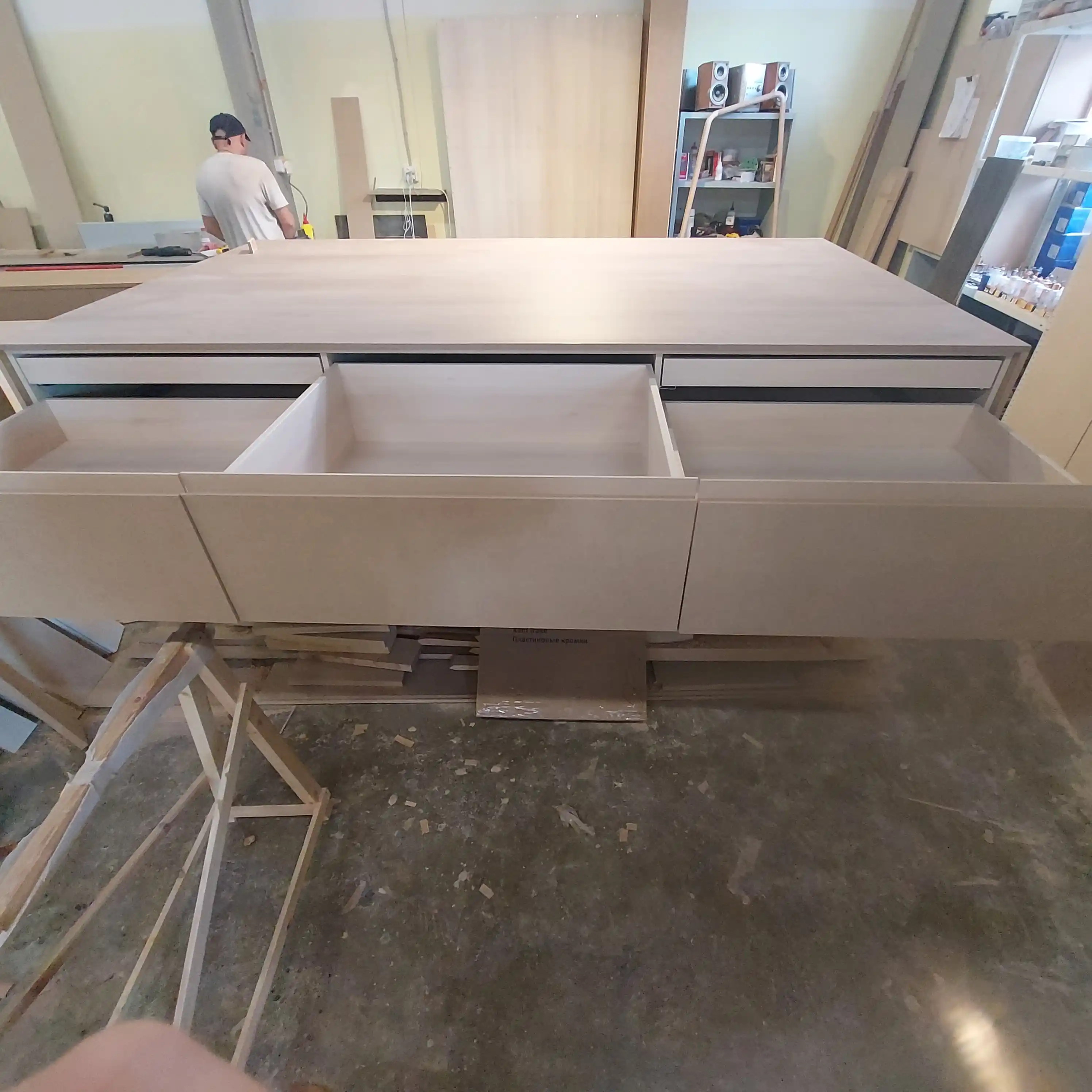 Прекрасная работа в сосновом бору