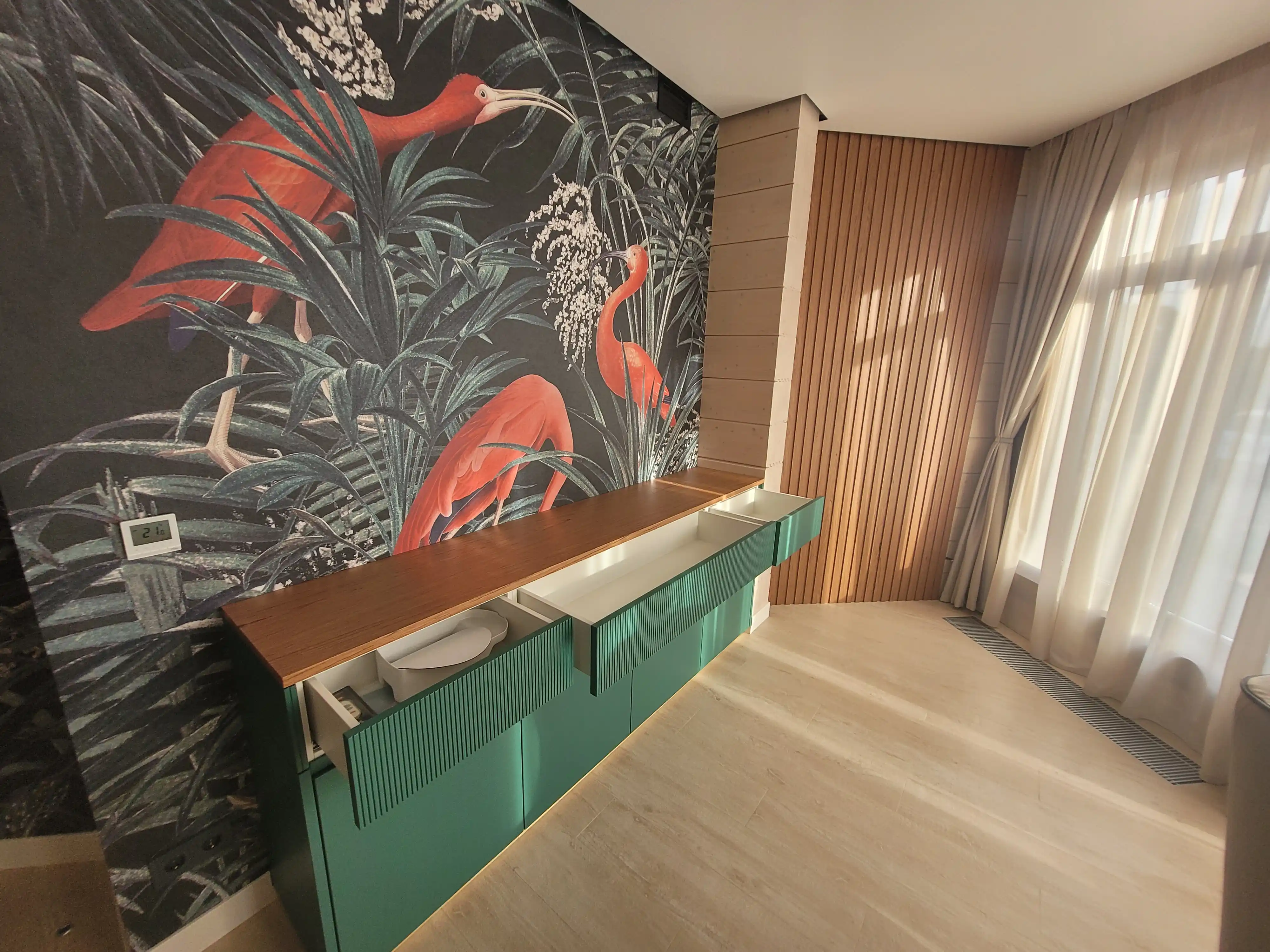 Прекрасная работа в сосновом бору