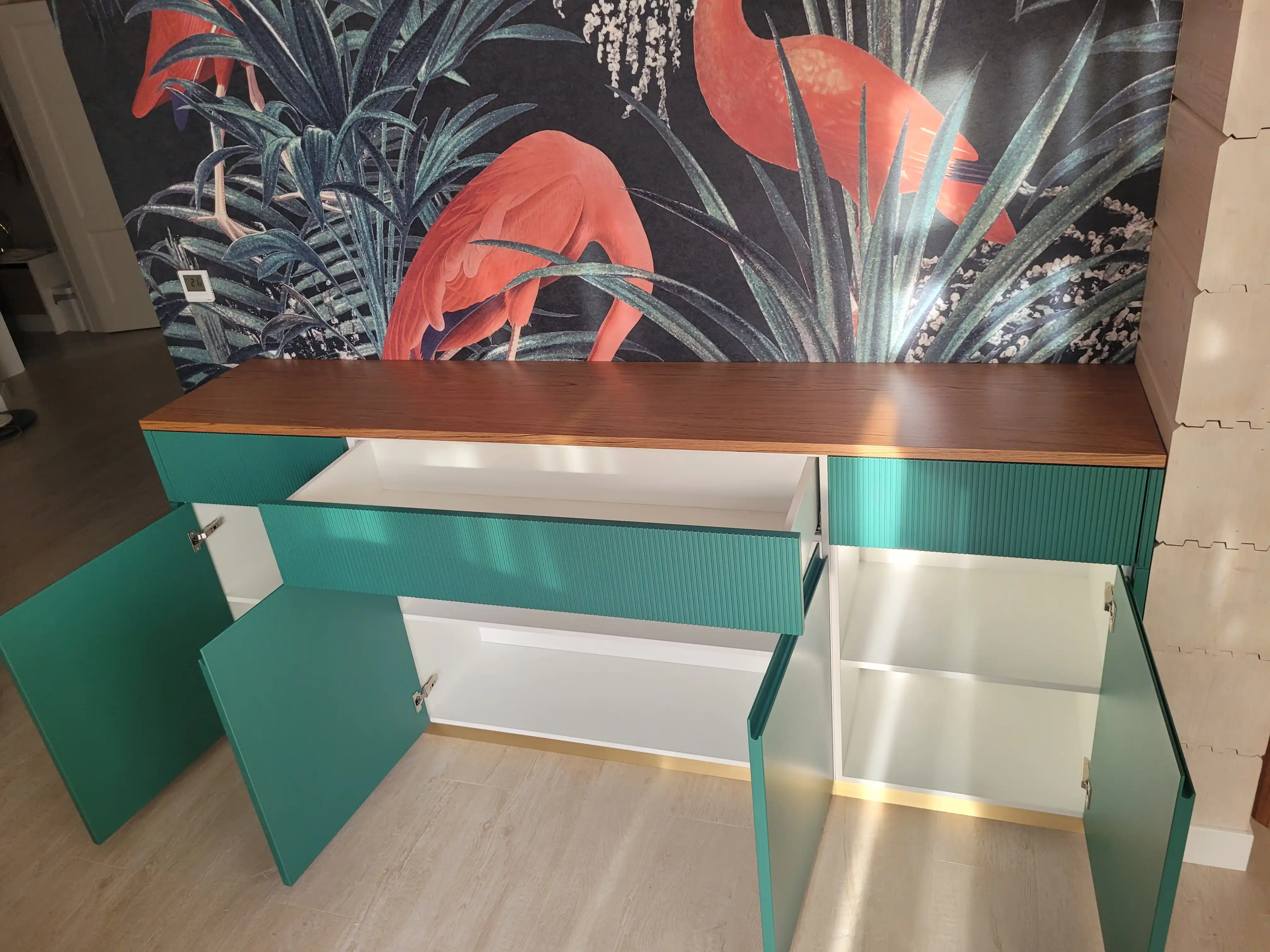 Прекрасная работа в сосновом бору